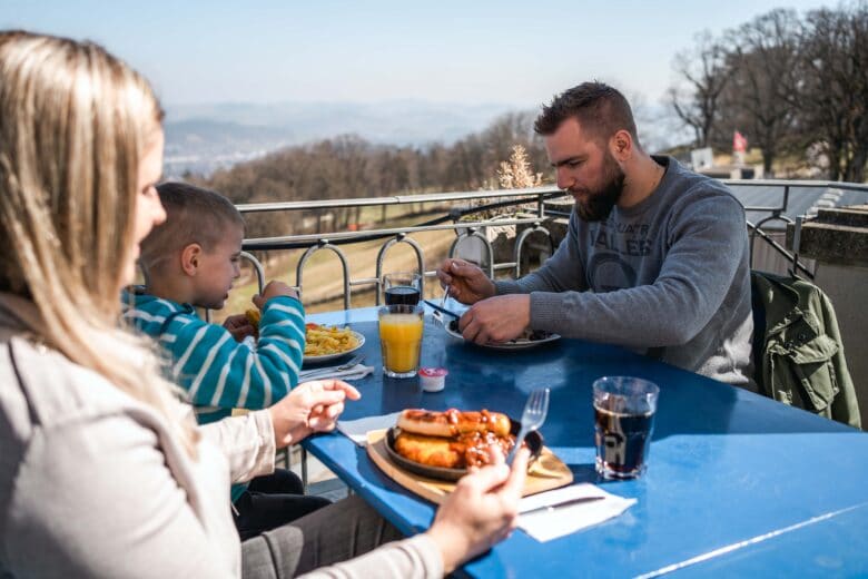 ausflüge-mit-kindern-bern-gurten-restaurant-tapis-rouge-terrasse
