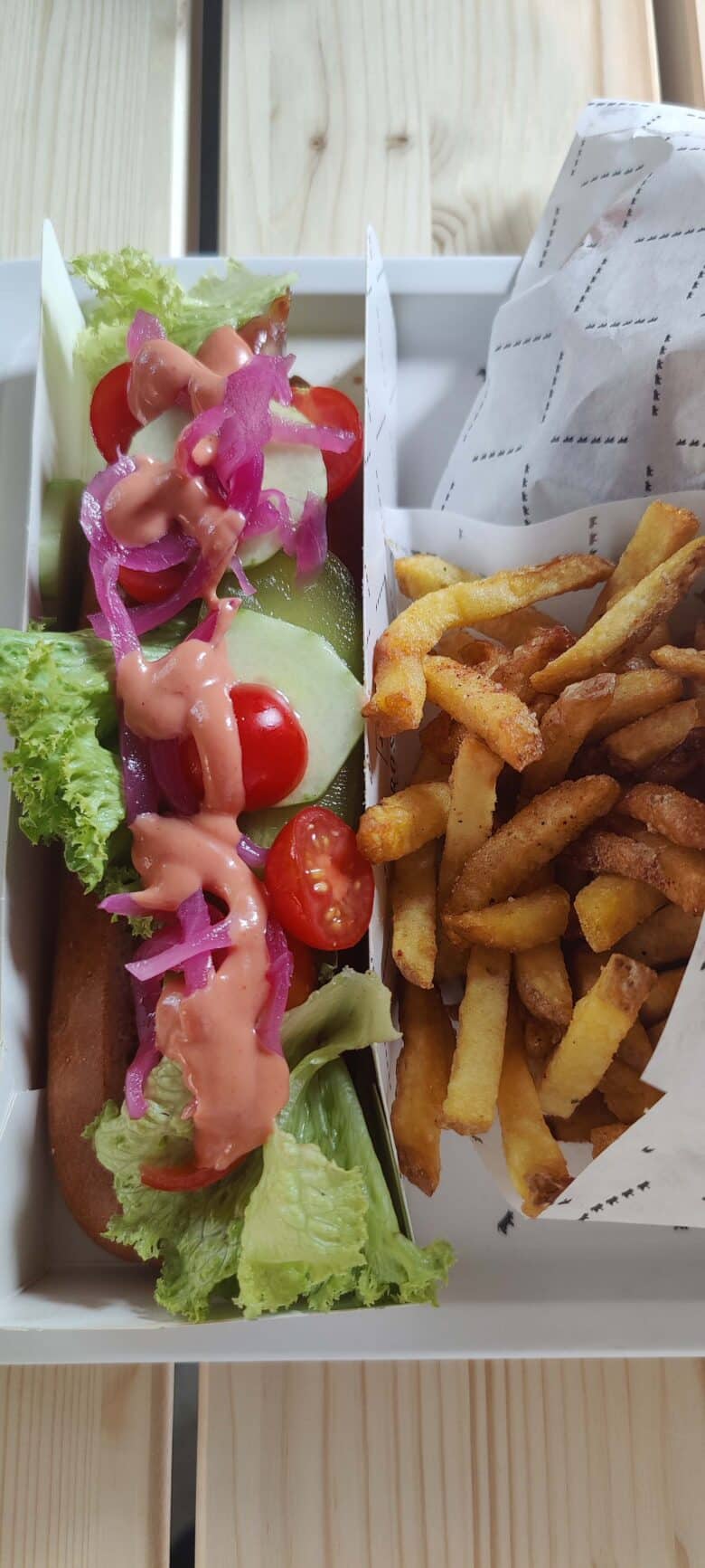 trauffer-hotel-rosa-bistro-hotdrog-pommes-frites