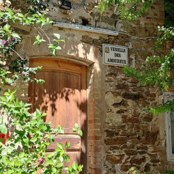 bormes-les-mimosas-platz-venelle-des-amoreux