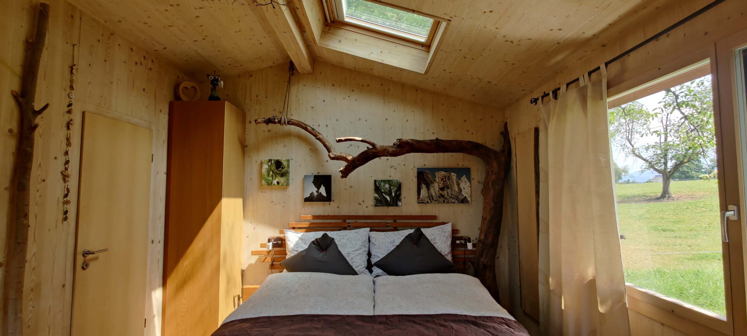 wurzelbaumhaus-sempach-schlafzimmer