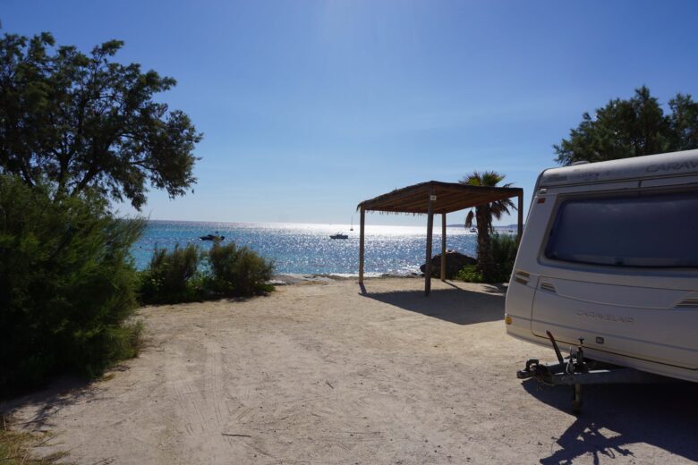 camp-du-domaine-frankreich-stellplatz-caravan