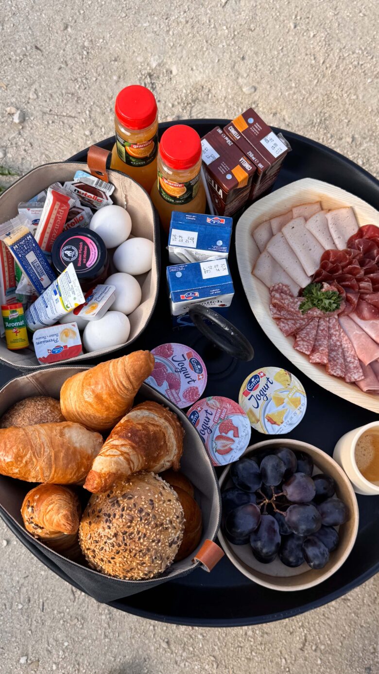 giraffen-lodge-knies-kinderzoo-swiss-family-hotels-fruestueckskorb