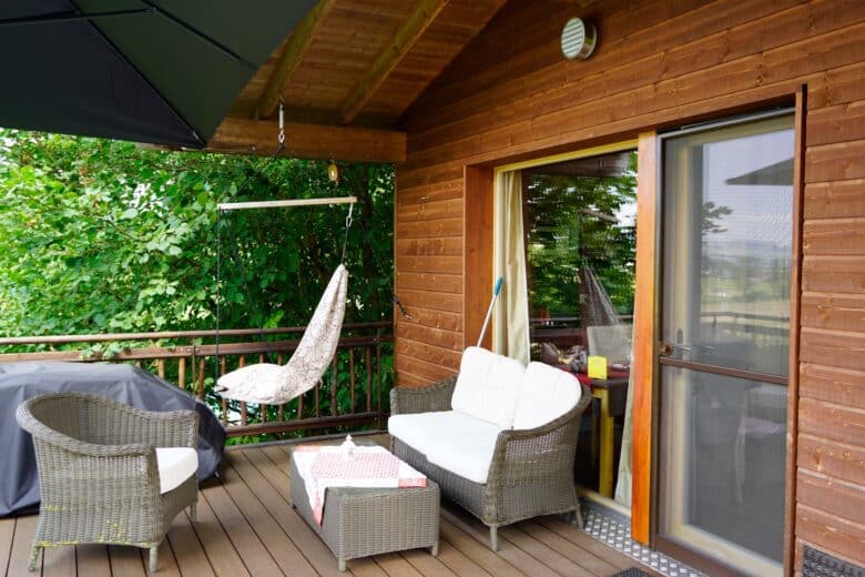 wurzelbaumhaus-neuenkirch-terrasse