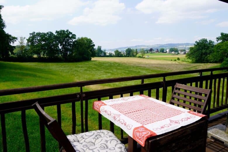 wurzelbaumhaus-neuenkirch-terrasse