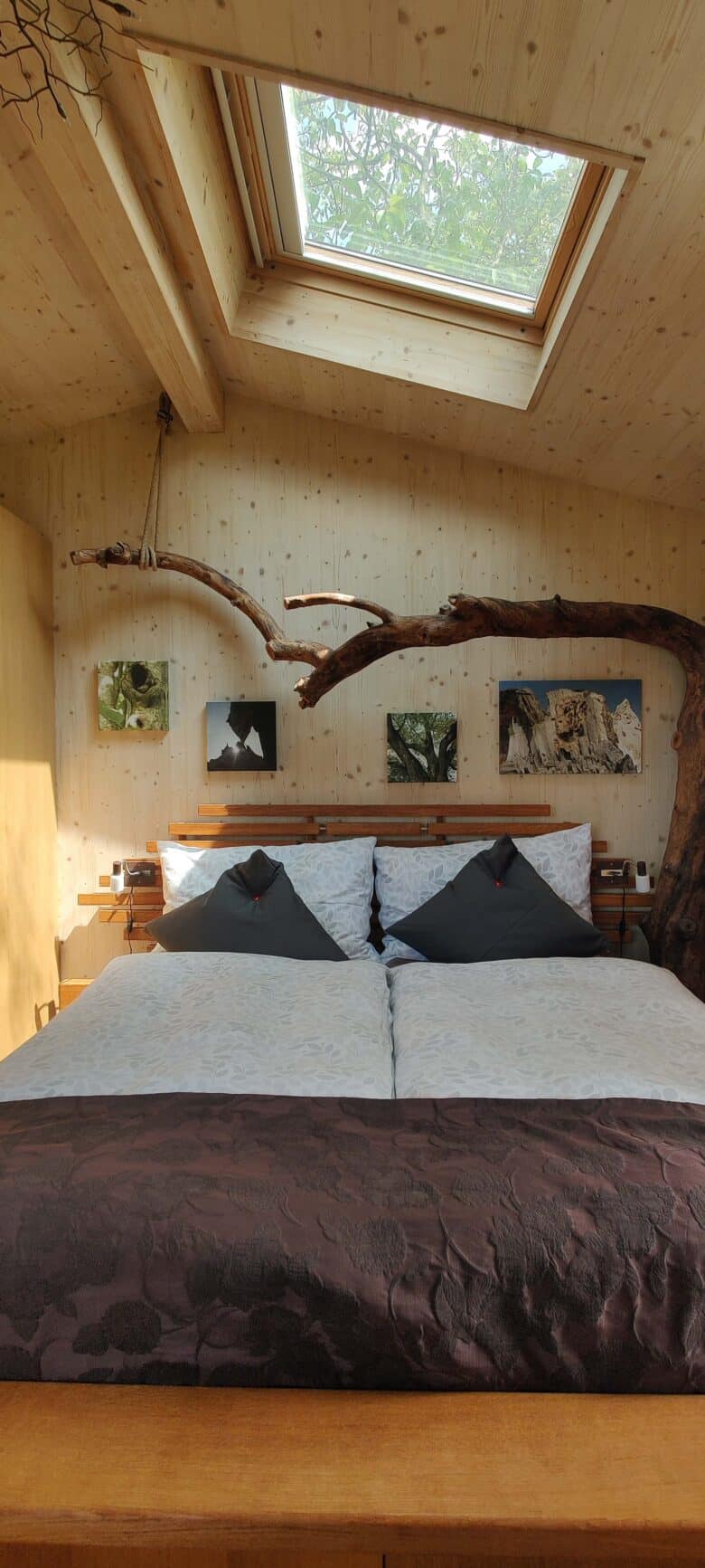 wurzelbaumhaus-neuenkirch-schlafzimmer