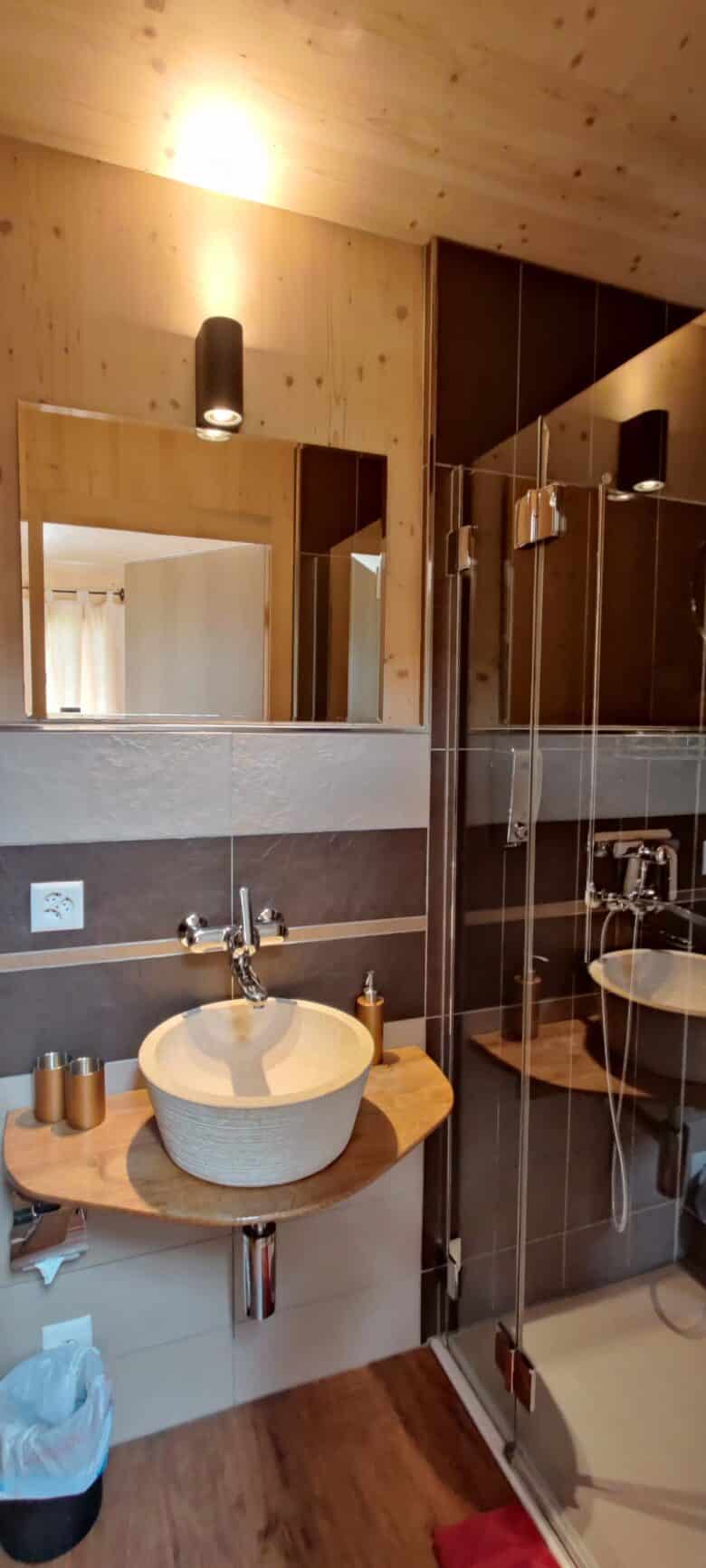 wurzelbaumhaus-neuenkirch-badzimmer